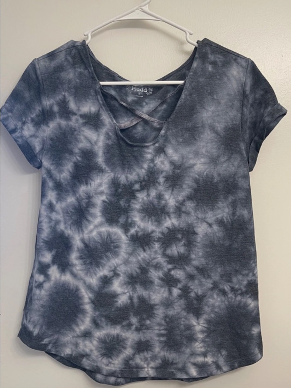 Mudd Women's Black and White Tie-Dye Crisscross V-Neck Tee